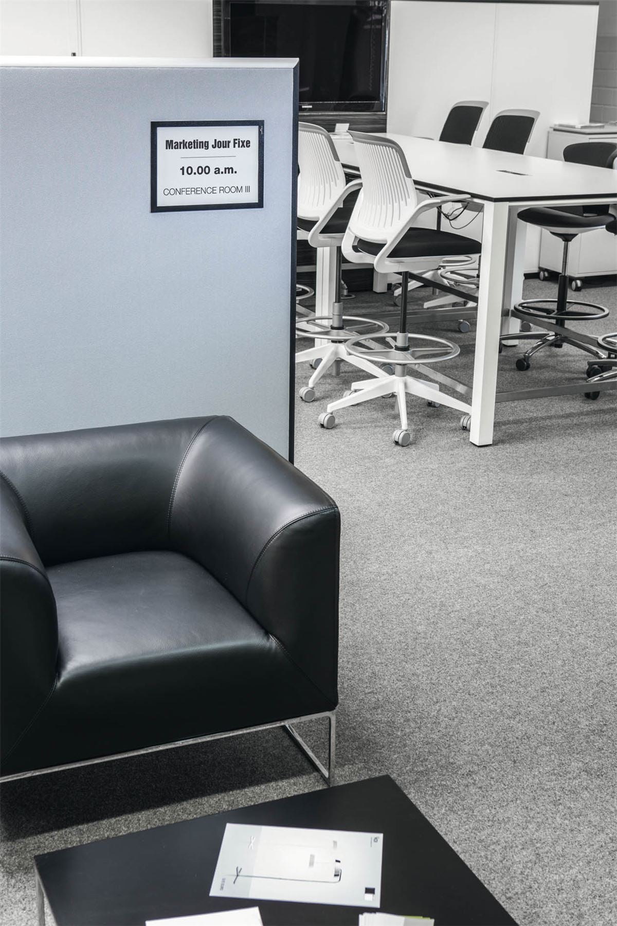 Durable DURAFRAME GRIP Fabric Adhesive Magnetic Signage Frame | A4 | Black