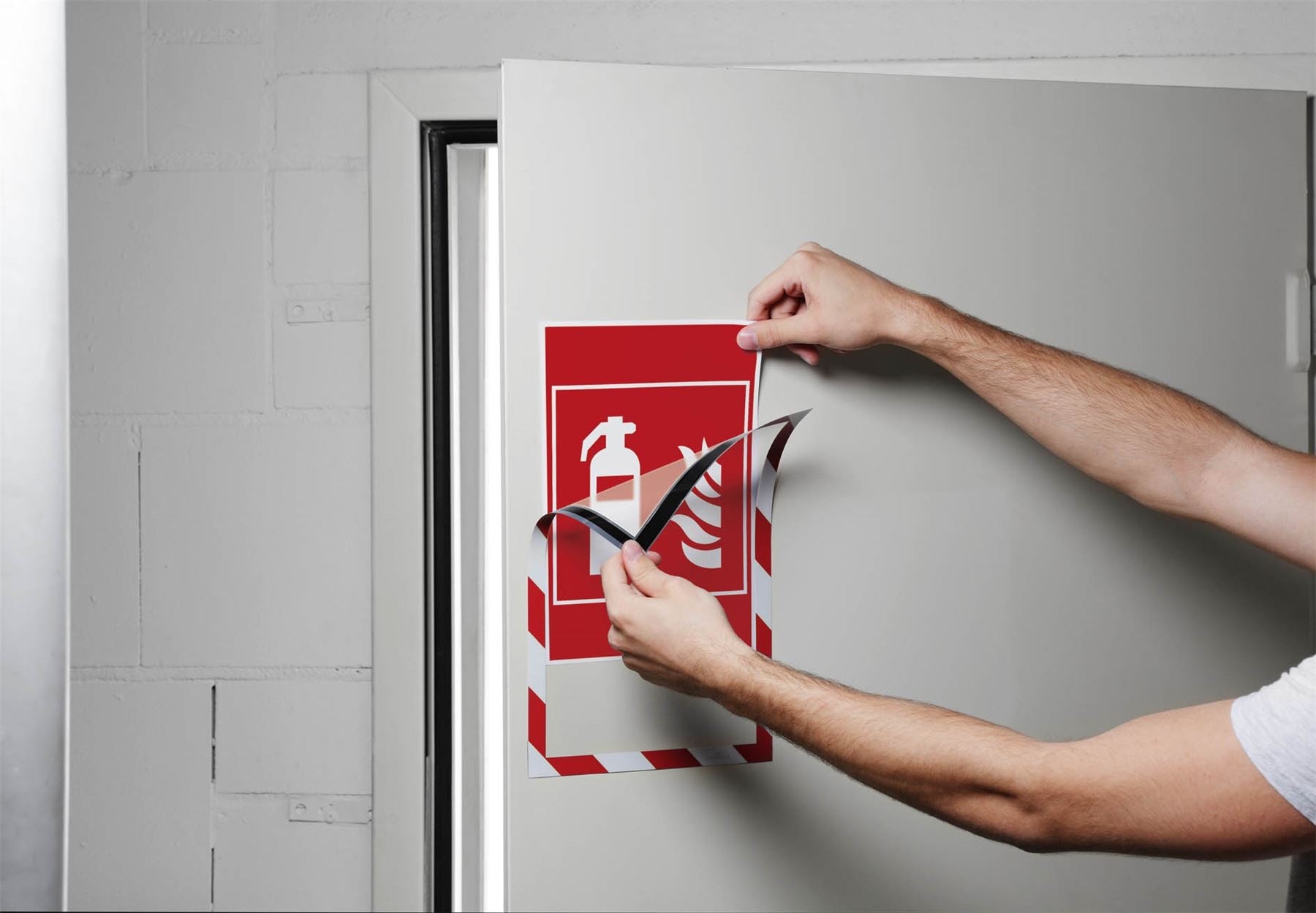 Durable DURAFRAME Magnetic Signage Hazard Frame | 5 Pack | A4 Red & White