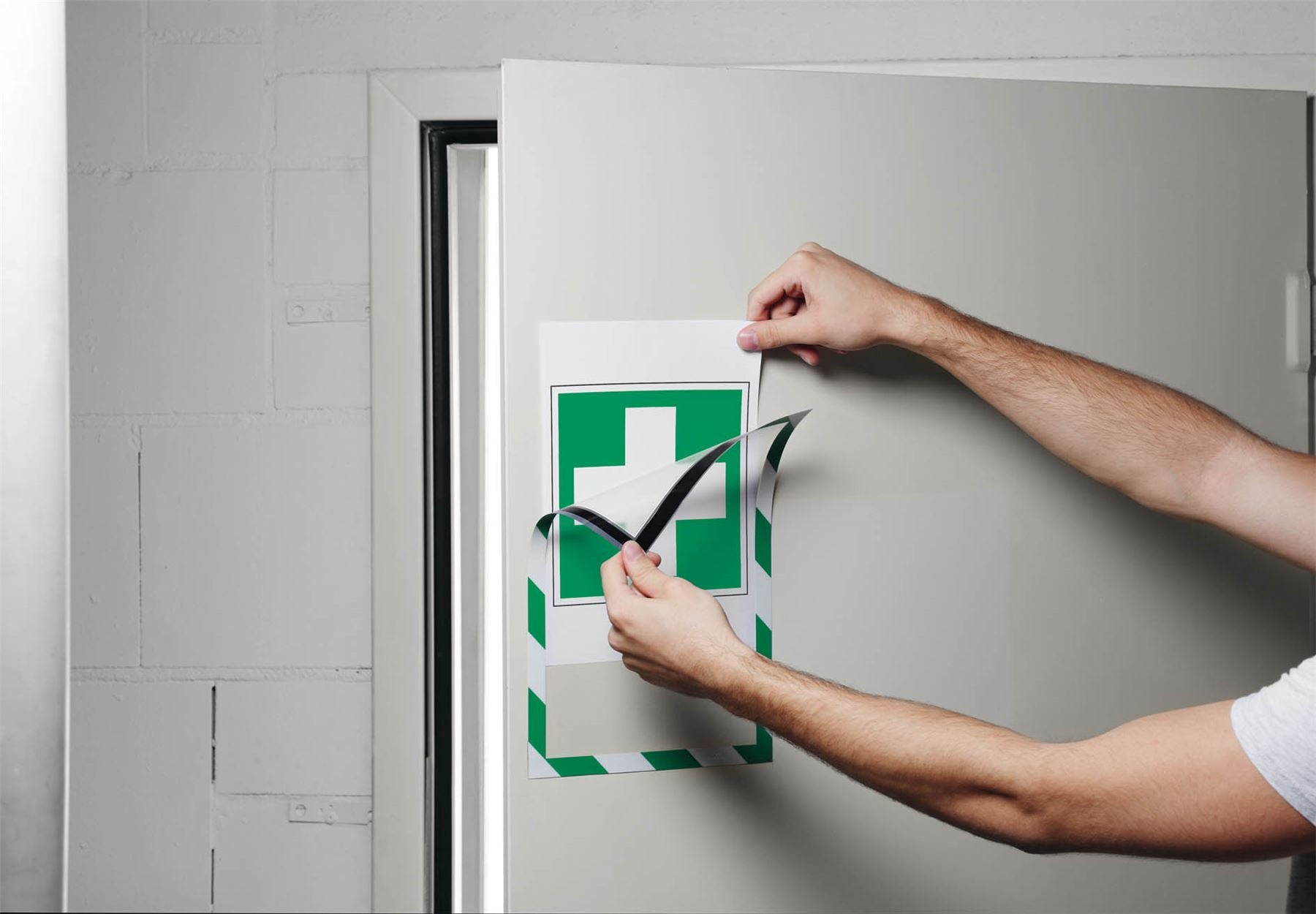 Durable DURAFRAME Magnetic Signage Hazard Frame | 5 Pack | A4 Green & White