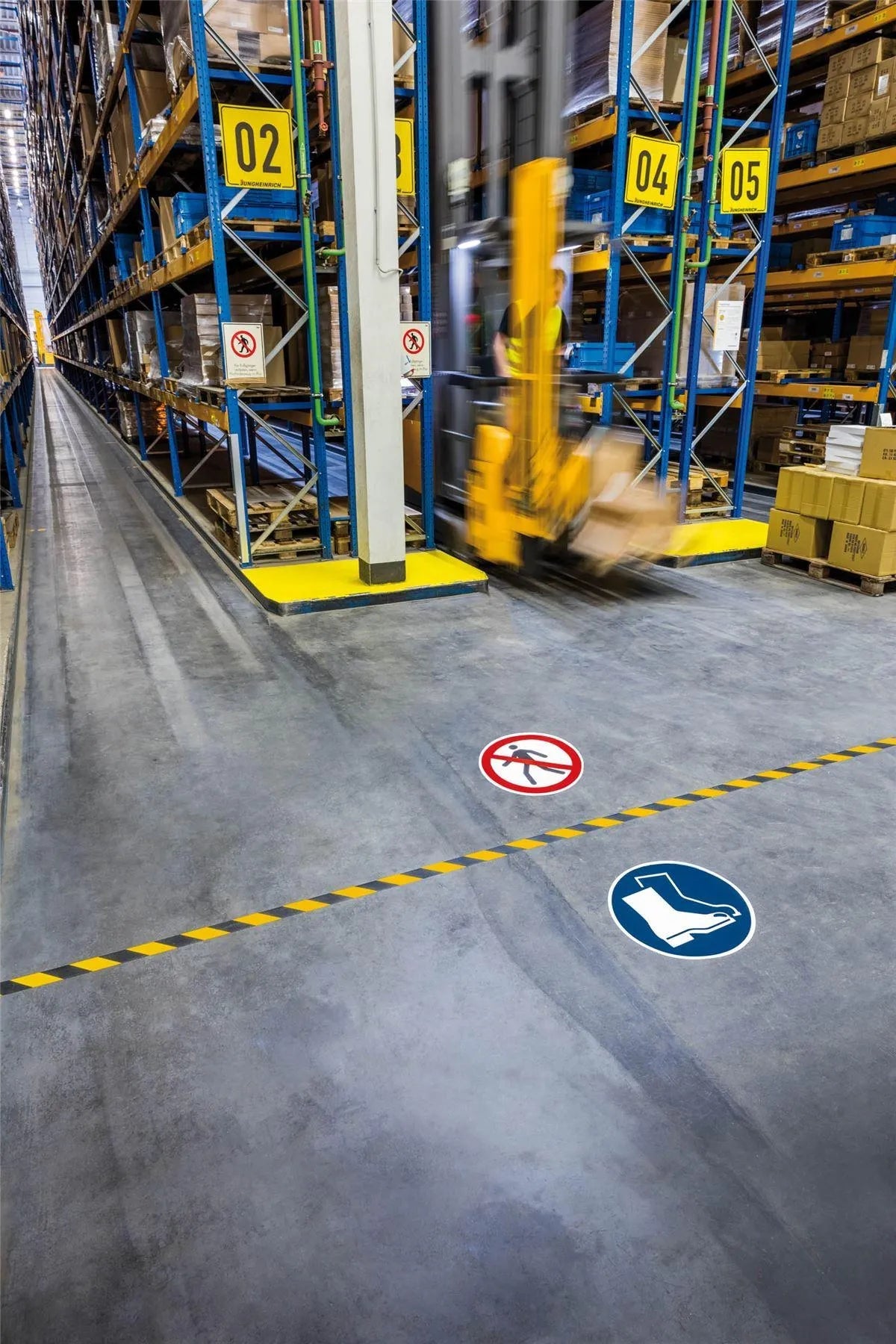 Showing Durable UK's Durable Adhesive ISO "Use Foot Protection" Sign Safety Floor Sticker | 43cm, available as SKU 173306 with EAN 4005546983479.